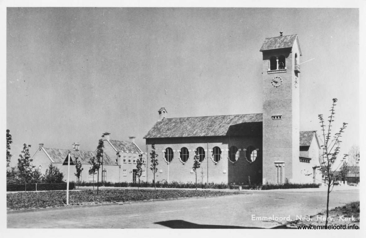 Kerk-Hoeksteen4.jpg Kerk-Hoeksteen4.jpg